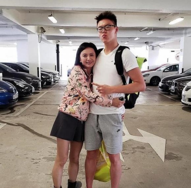 Cả hai mẹ con sống vui vẻ và thoải mái bên nhau.