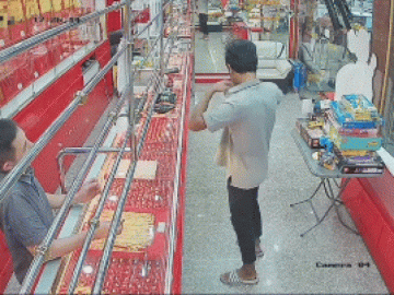 Clip: Vờ đeo thử dây chuyền rồi bỏ chạy, tên cướp nhận ngay kết đắng