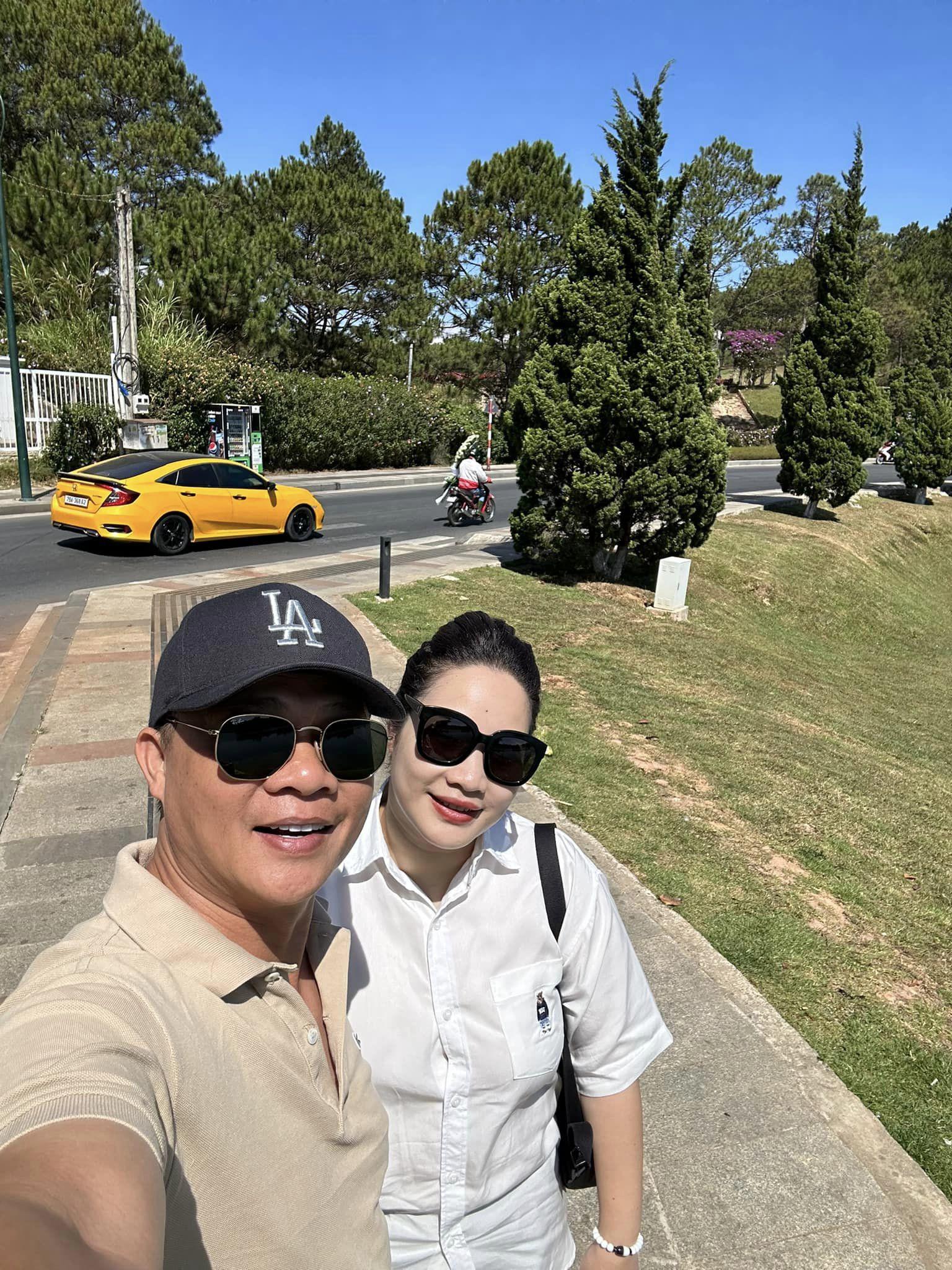 MC Trần Quang Minh chia sẻ loạt ảnh bên vợ nhân Ngày Hạnh phúc.