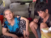 Tin tức - Người phụ nữ Tây Ninh sống ở gầm cầu bất ngờ nhận được số tiền như "trúng số" và ước nguyện của cậu con trai khờ