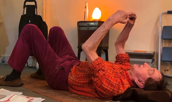 Ông còn tập yoga để giảm tốc độ lão hóa.