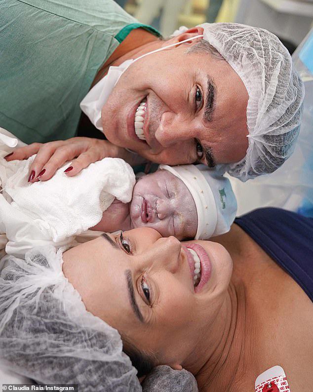 Cô và anh xã Jarbas Homem De Mello đã chào đón đứa con đầu lòng của hai người vào ngày 11/2/20223.