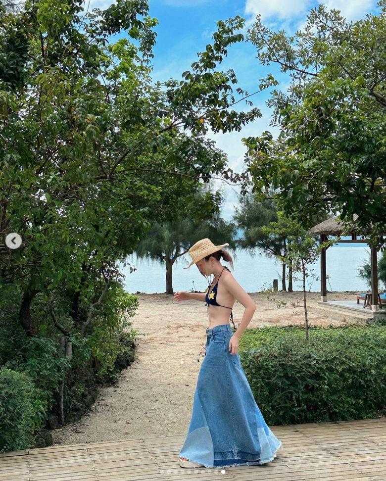 Yến Nhi diện áo tắm tí hon phô diễn body căng tràn nhựa sống, eo phẳng lỳ đẹp như vẽ - 5