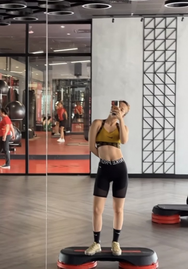 Yến Nhi diện áo tắm tí hon phô diễn body căng tràn nhựa sống, eo phẳng lỳ đẹp như vẽ - 12