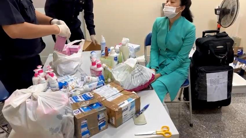 Lực lượng chức năng khám xét, phát hiện số lượng lớn ma túy trong hành lý do các nữ tiếp viên mang theo. Ảnh: HT