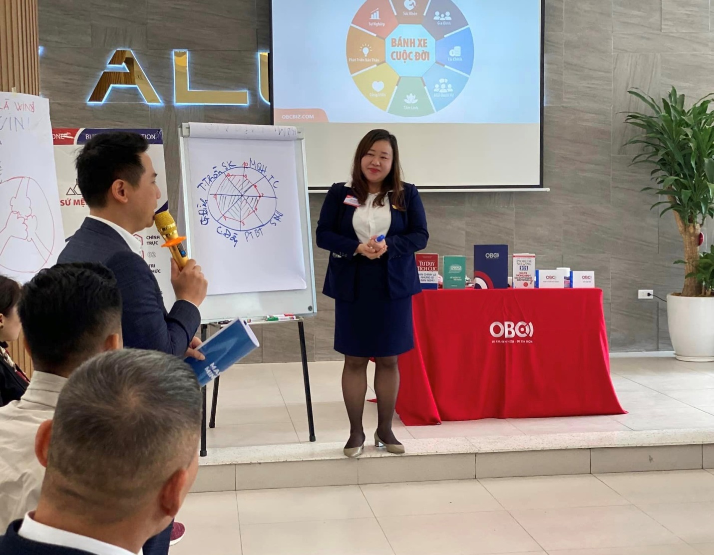 Coach Thái Thu tại buổi giao lưu các doanh nghiệp Hà Nội