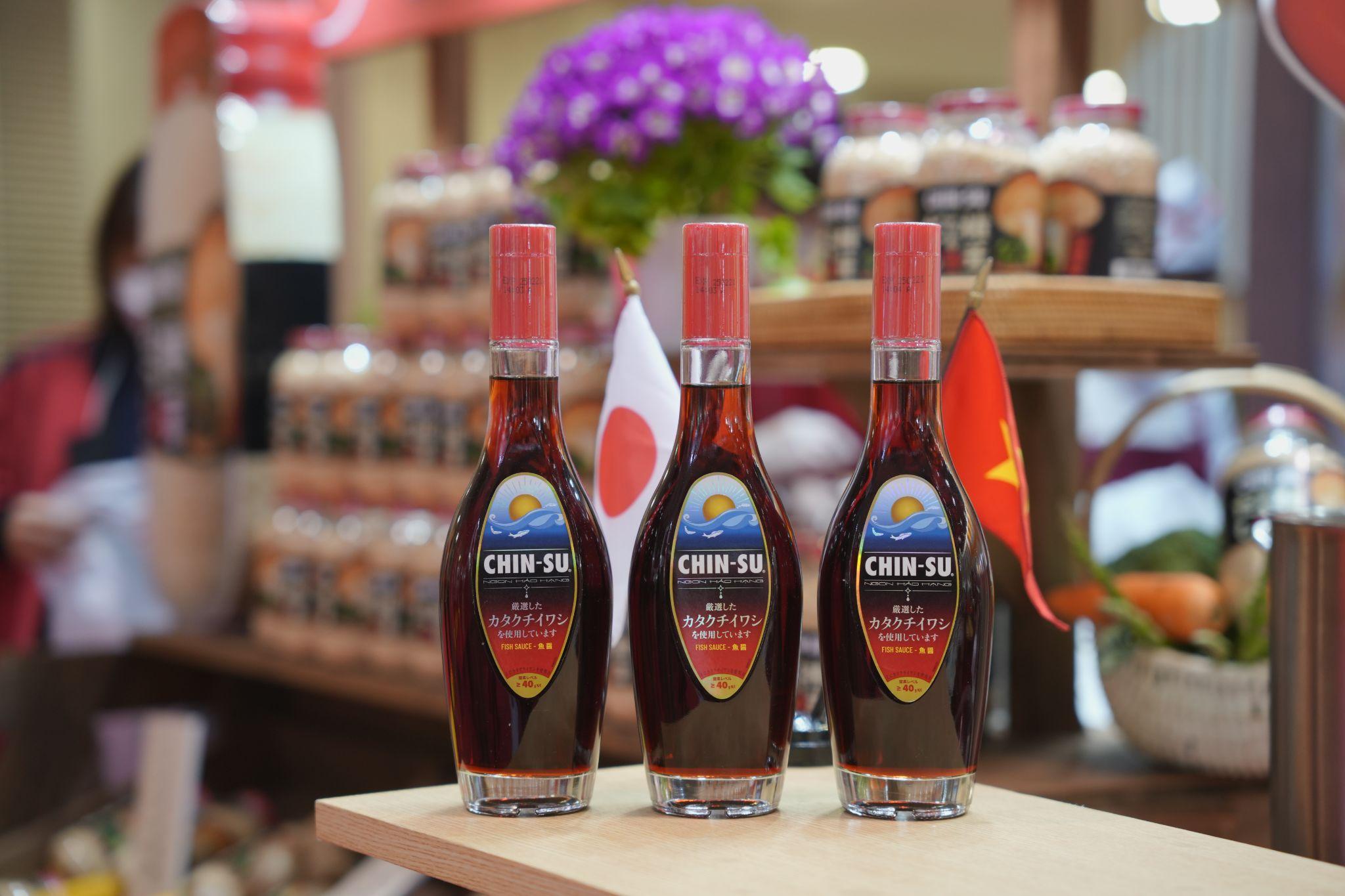 Thiết kế chai thủy tinh sang trọng cùng nắp rót rượu của nước mắm Chin-su Cá Cơm Biển Đông gây ấn tượng với nhiều thực khách.