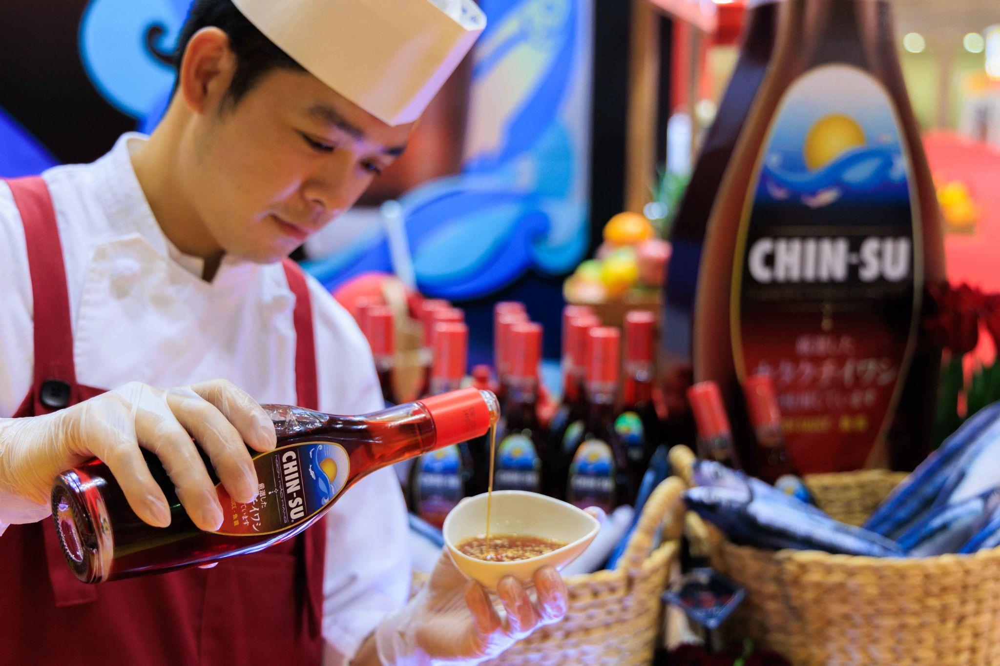 Hương vị đậm đà, độc đáo của nước mắm Chin-su ăn kèm với các món gỏi cuốn, chả giò… khiến nhiều thực khách “mê mệt”.