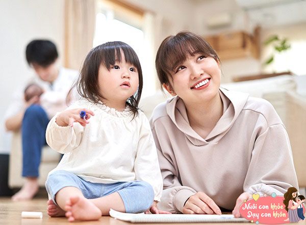 Nếu trẻ lớn hơn các bạn trong lớp vài tháng, sẽ có sự phát triển trưởng thành hơn về thể chất và trí tuệ tốt hơn.