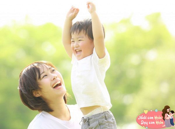 Việc ra ngoài môi trường thiên nhiên cũng giúp trẻ phát triển hơn khả năng tò mò, thích khám phá và năng động hơn so với việc để trẻ ở trong nhà.