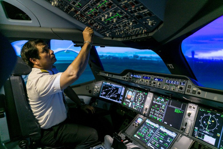 Phi công là công việc đòi hỏi sự tập trung cao độ và trình độ chuyên môn nghiệp vụ chuyên nghiệp, thành thạo trong từng khâu nhỏ nhất