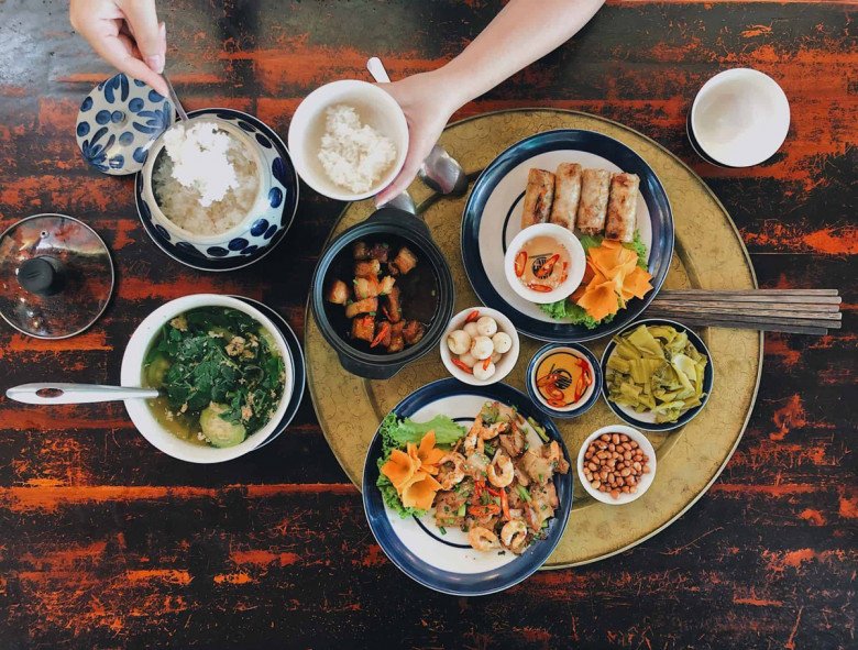 Bác sĩ khuyên ăn uống đủ chất nhưng ăn thế nào mới đủ? Nhiều người Việt ăn lắm món, nhiều cơm nhưng vẫn không ổn - 1