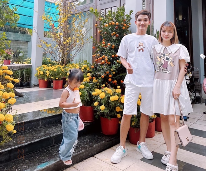 Mạc Văn Khoa và Thảo Vy kết hôn vào đầu năm 2022 sau 7 năm hẹn hò và có một cô công chúa xinh xắn. Hiện, gia đình nam diễn viên sống tại căn biệt thự có giá thuê 50 tỷ đồng ở TP.HCM.