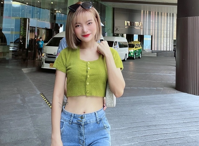 Có vóc dáng nhỏ nhắn nhưng Thảo Vy sở hữu gương mặt xinh xắn, ưa nhìn cùng làn da trắng sứ ấn tượng.