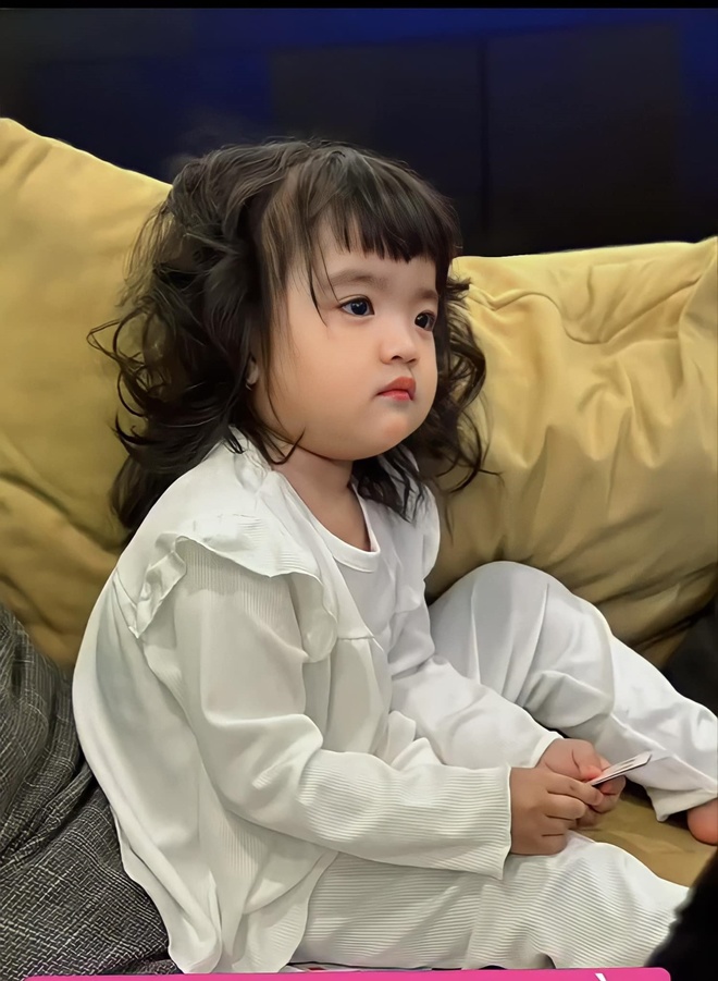 Con gái Mạc Văn Khoa có mái tóc dày đen nhánh khiến dân tình trầm trồ.