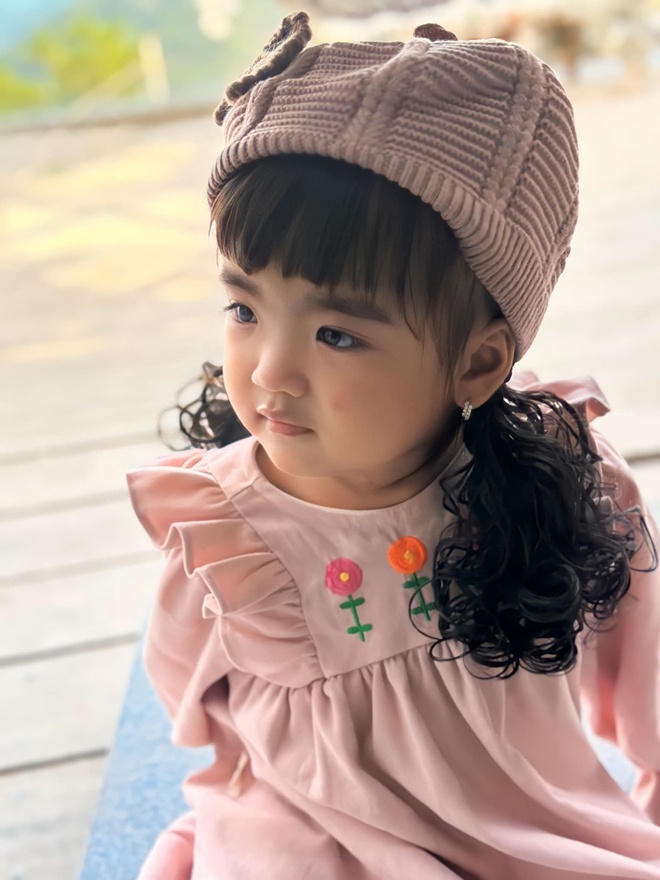 Sao Việt 24h: Con gái Mạc Văn Khoa đội tóc giả xinh yêu hệt búp bê, tóc thật khiến dân mạng ngạc nhiên - 2