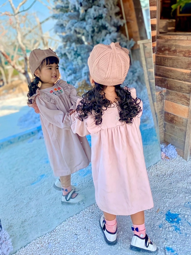 Minnie còn được đội một mái tóc giả xoăn đầy yêu kiều. 