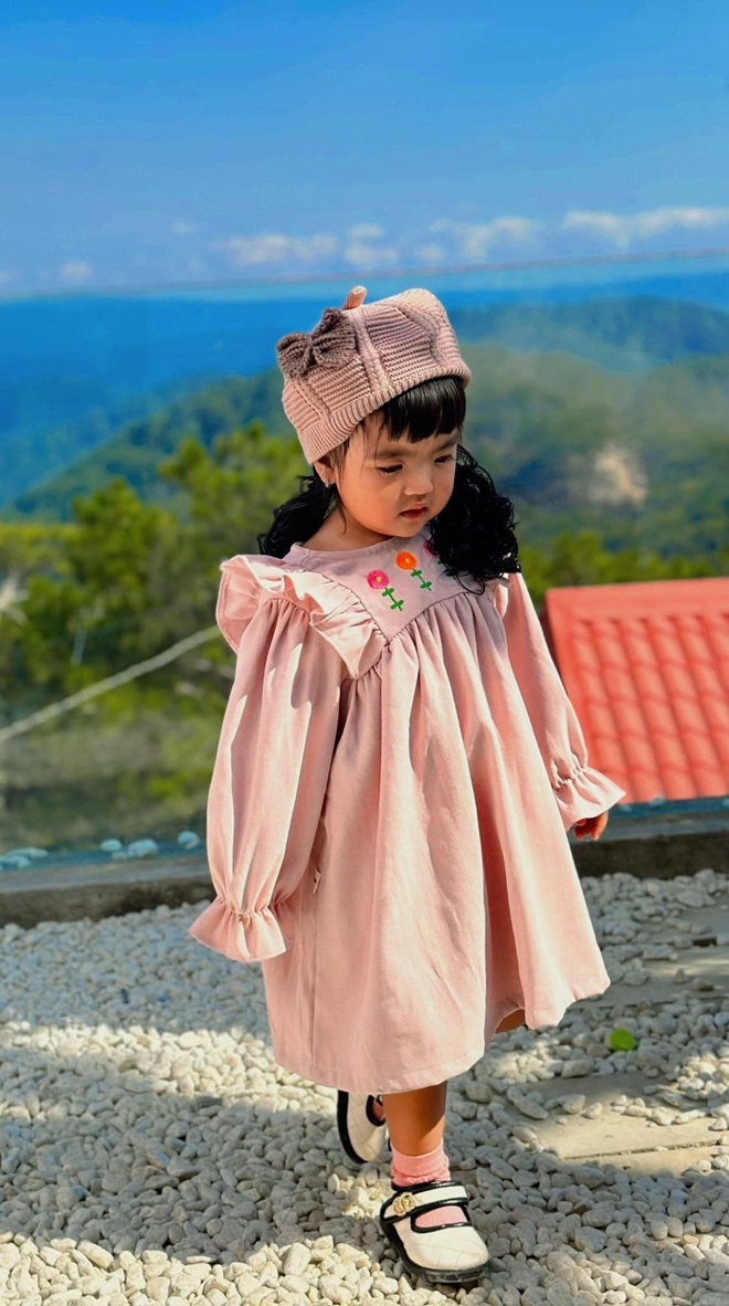 Con gái Mạc Văn Khoa được mẹ diện cho chiếc váy hồng cực xinh xắn.