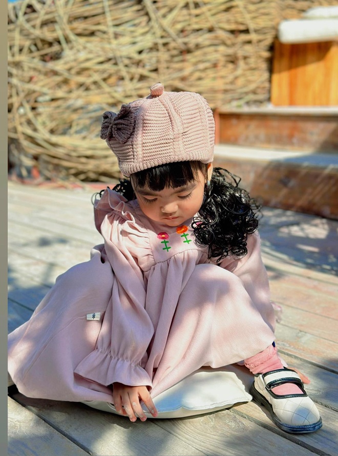 Vy Pumpe luôn chăm chút cho con gái từng chút một, từ phong cách ăn mặc đến mái tóc hàng ngày.