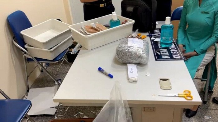 Nữ tiếp viên hàng không cùng tang vật thời điểm bị bắt. Ảnh: Giao Thông 