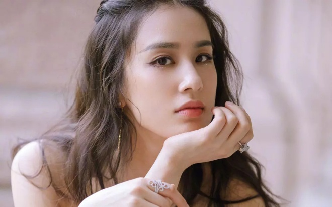 Vợ của đại gia Dương Tử bị mắng vì thái độ ngôi sao, xấu tính.