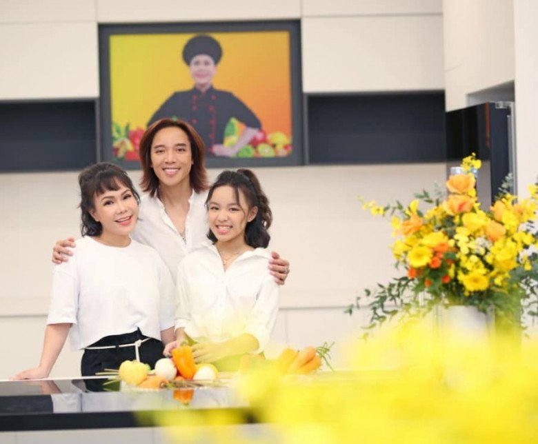 Việt Hương hiếm hoi lộ ảnh đầu trọc bên con gái 14 tuổi, bé cao lớn hơn mẹ, giống 2 chị em - 9