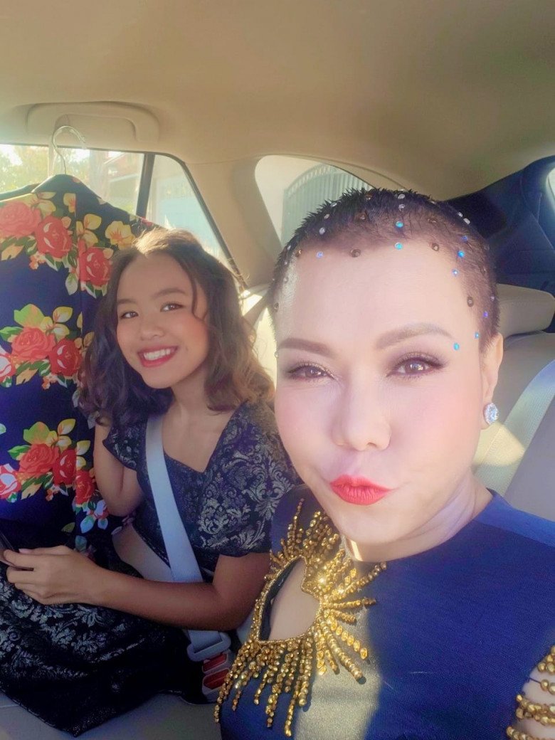 Việt Hương hiếm hoi lộ ảnh đầu trọc bên con gái 14 tuổi, bé cao lớn hơn mẹ, giống 2 chị em - 1