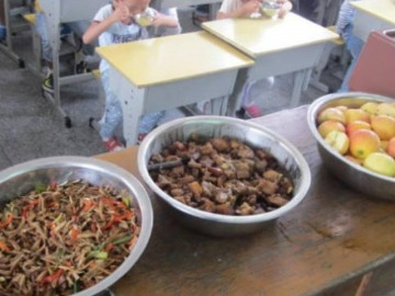 Đóng hơn 100 triệu/năm tiền ăn trưa ở trường, con khẳng định cơm ngon lắm, mẹ nhìn không nuốt nổi