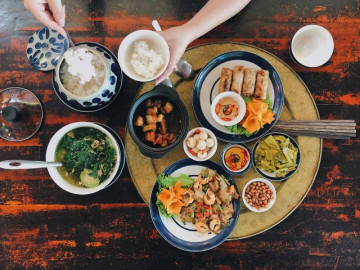 Bác sĩ khuyên ăn uống đủ chất nhưng ăn thế nào mới đủ? Nhiều người Việt ăn lắm món, nhiều cơm nhưng...