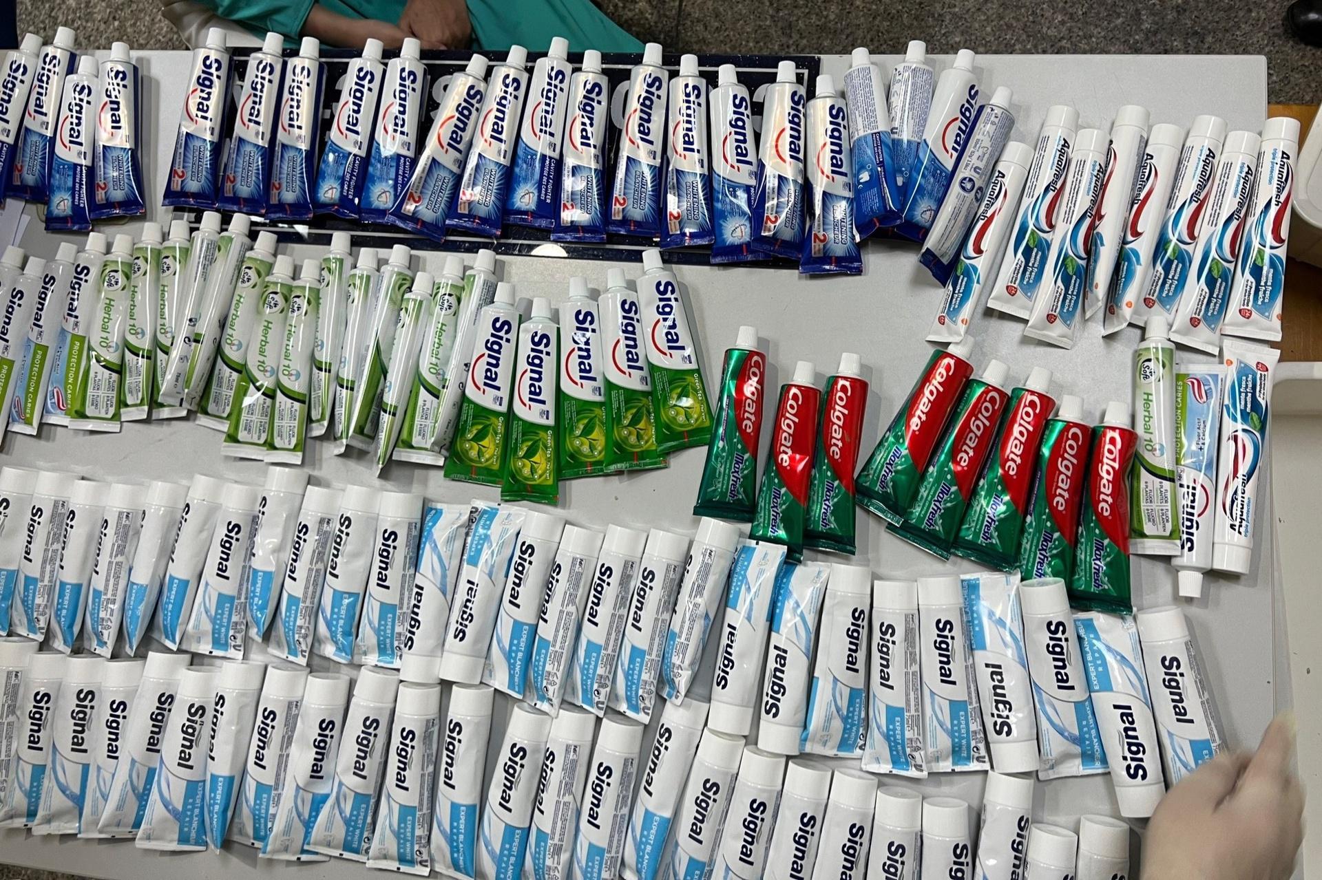 Ma túy được giấu bên trong những tuýp kem đánh răng. Ảnh: Tri Thức Trực Tuyến 