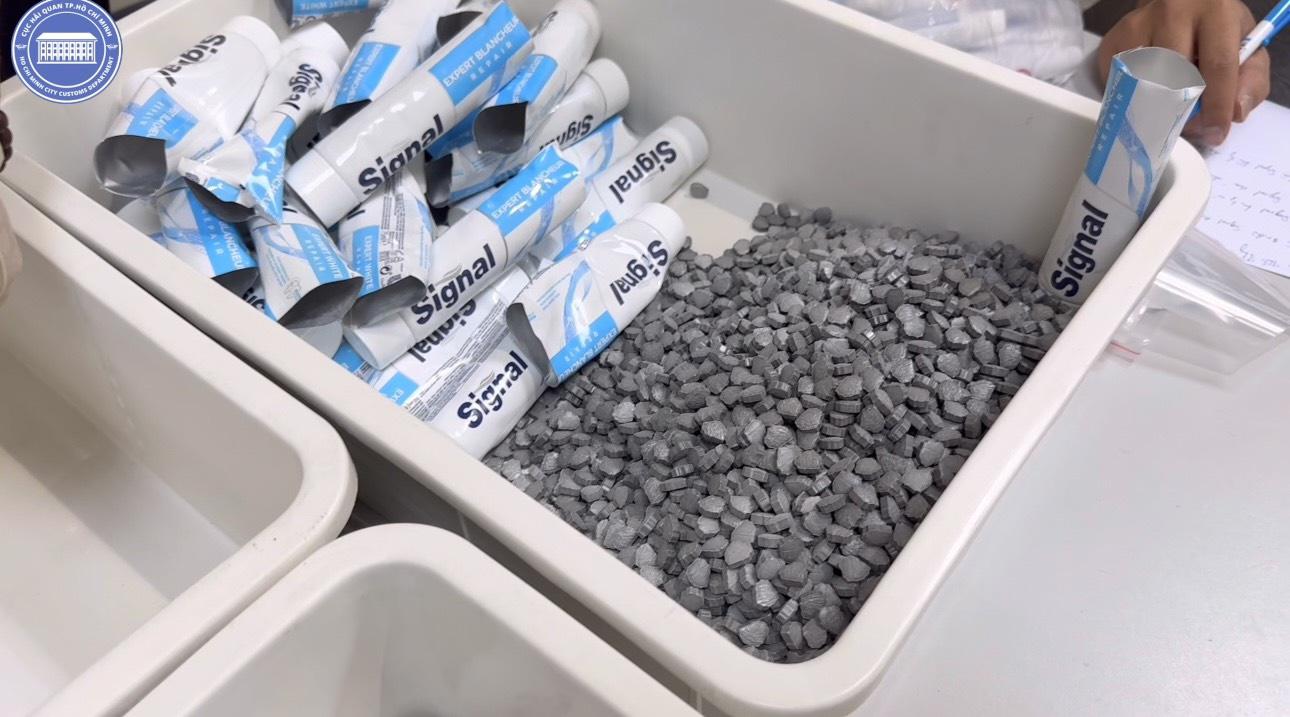 Tổng số lượng ma túy trong hành lý của 4 nữ tiếp viên lên đến hơn 11kg. Ảnh: Tri Thức Trực Tuyến 