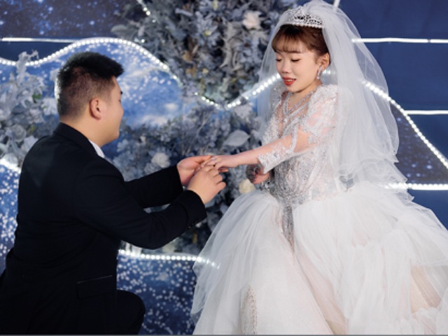 Chiều cao dừng ở 1m3, người phụ nữ cưới bạn thân hồi nhỏ, ngỡ ngàng với diện mạo chú rể - 3