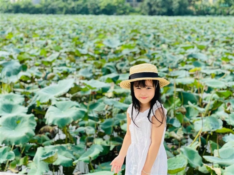 Sao Việt sinh con ở tuổi U50: Khánh Thi thích đông vui, Diễm Quỳnh “lãi” cô công chúa đáng yêu - 7