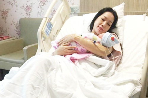Sao Việt sinh con ở tuổi U50: Khánh Thi thích đông vui, Diễm Quỳnh “lãi” cô công chúa đáng yêu - 10