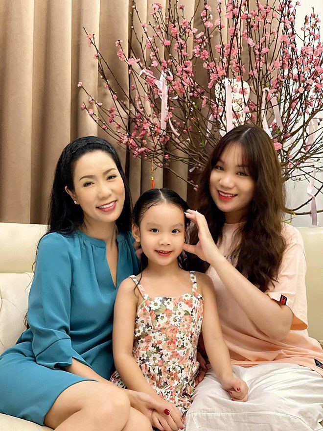 Trịnh Kim Chi và 2 con gái.