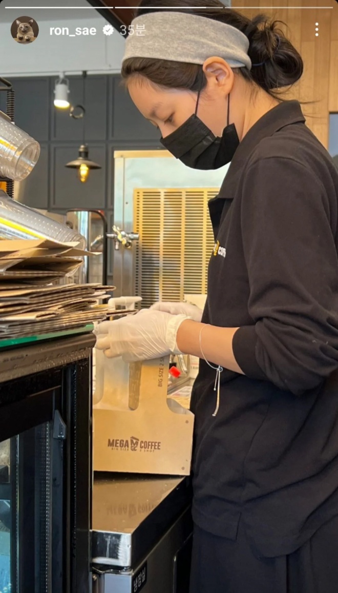 Kim Sae Ron cố tình giả khổ làm việc ở quán cafe.