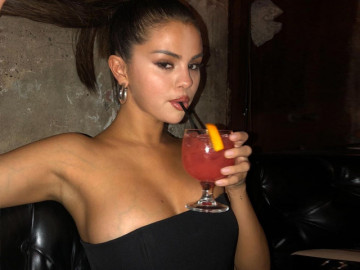 Cô dâu được nhiều người yêu nhất thế giới, tăng cân vào hết vòng 1, diện váy cưới trông muốn ngộp thở