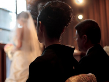 Đã tái hôn nhưng vẫn ngoại tình với chồng cũ, người phụ nữ bị vạch trần ngay tại đám cưới con gái