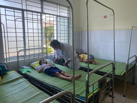 Các em học sinh đang được theo dõi tại Trung tâm Y tế huyện Krông Ana