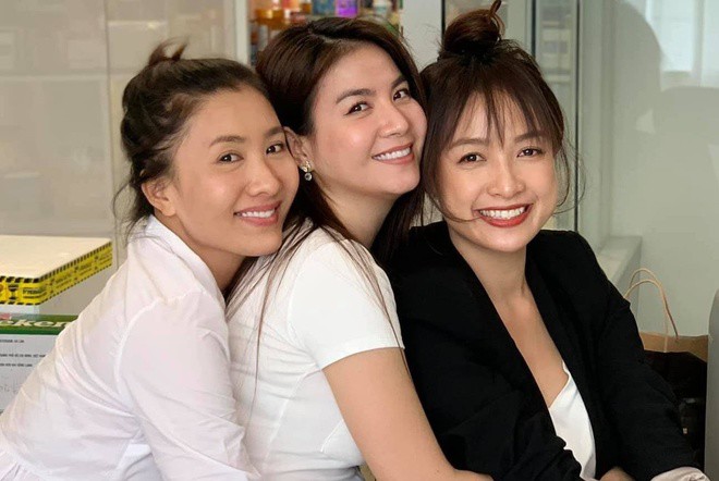 Lê Bê La cùng dàn diễn viên nữ trong phim Cổng mặt trời. Đây là bộ phim đã giúp nhiều diễn viên trẻ lúc bấy giờ đổi vận.