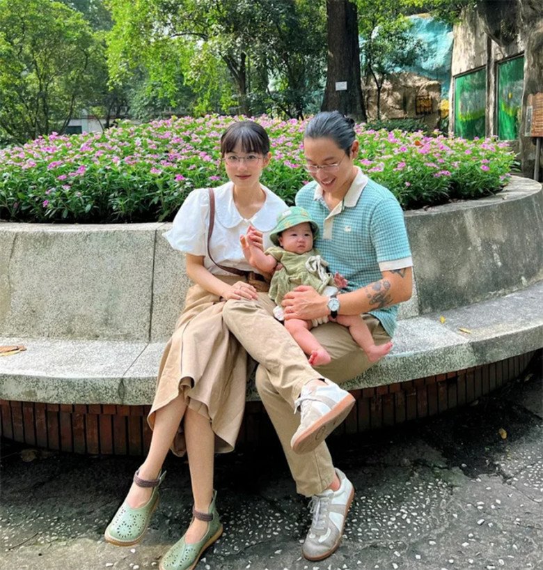 Anh xã Khánh Hà luôn là người chăm con giúp vợ mỗi ngày. 