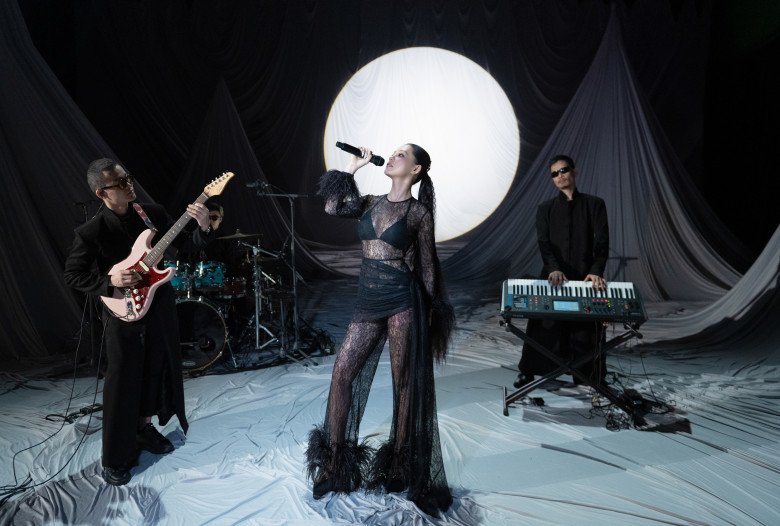 Cô đầu tư set quay với hơn nửa tấn vải và thu âm trực tiếp, giữ đúng tinh thần live session.