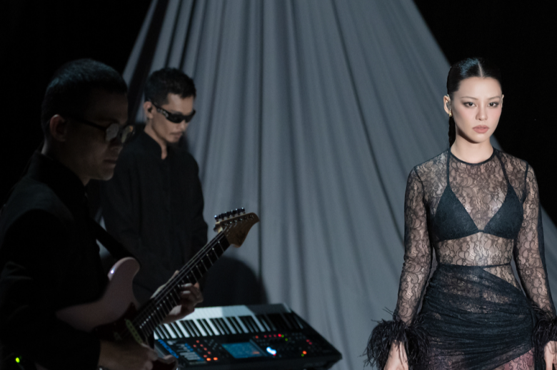 Bùi Lan Hương nói thêm, live session Fallen Angel - Thiên thần sa ngã là cách cô thử thách và thỏa mãn bản thân đồng thời thể hiện thực lực của mình.