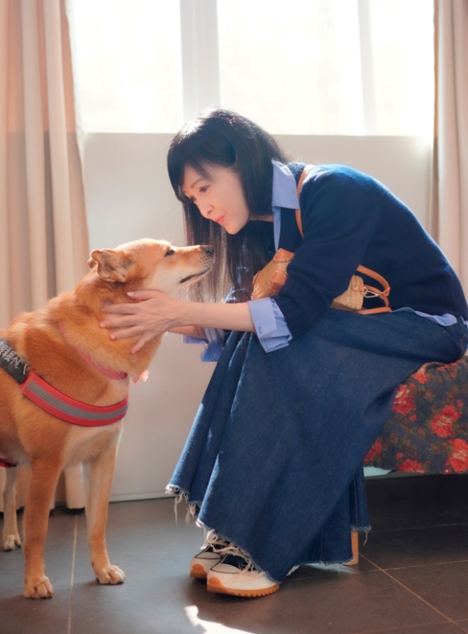 Châu Huệ Mẫn giờ sống vui vẻ cùng thú cưng tại căn nhà lưng chừng núi.