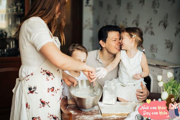 Vào các dịp cuối tuần, bố mẹ Đan Mạch thường dành thời gian để chơi trò chơi và tương tác trực tiếp với con cái nhiều hơn.