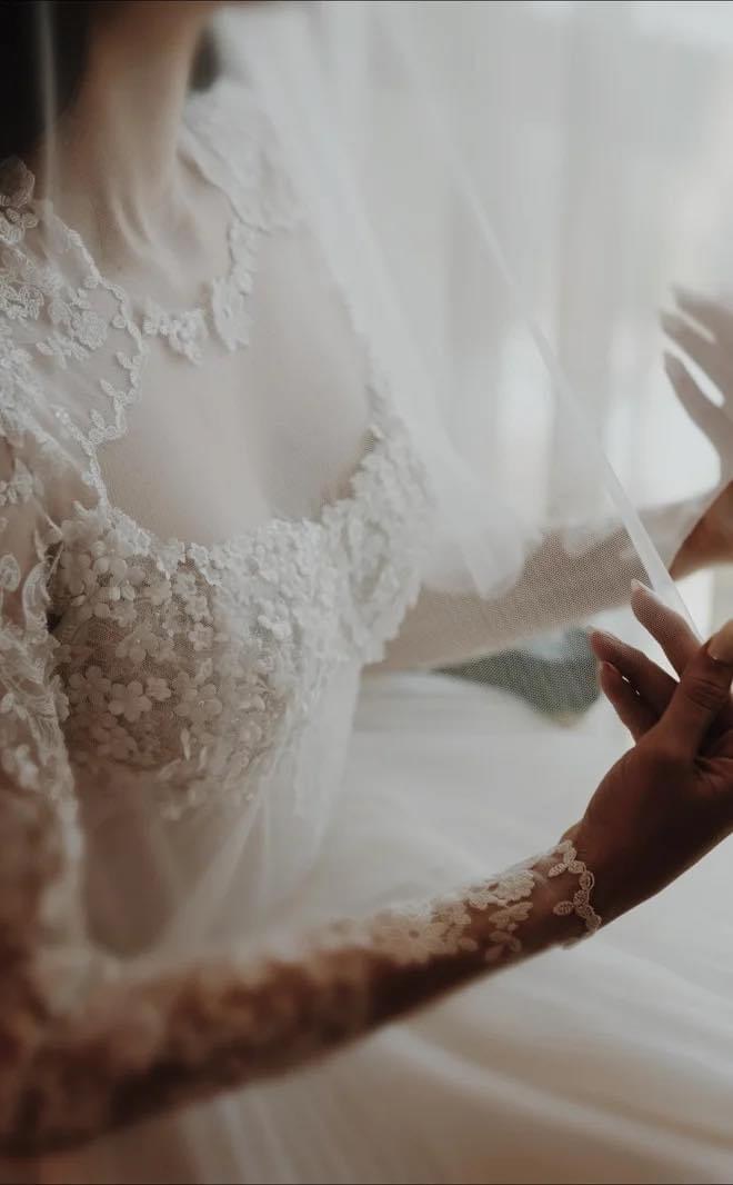 Phần đính kết thủ công quyết định rất lớn bởi đây là chi tiết chủ chốt trên tà váy này. 