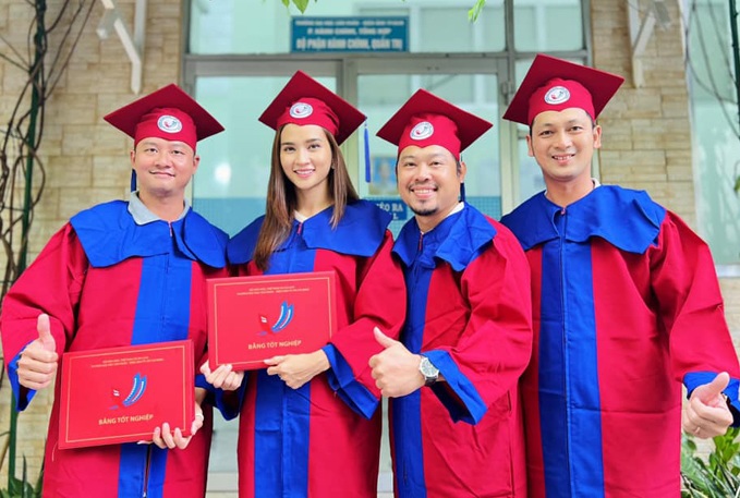 Vừa qua, Kim Tuyến tốt nghiệp lớp Đạo diễn của trường Đại học Sân khấu Điện ảnh TP.HCM.
