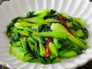 Bếp Eva - Xào rau cứ cho ra khỏi chảo là thâm đen, đầu bếp mách ngâm với thứ này trước khi nấu rau xanh như ngọc