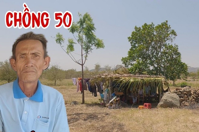 Chú Tuấn tâm sự về chuyện gia đình với vẻ mặt buồn rầu.