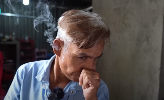 Người đàn ông thể hiện khả năng nhả khói ở lỗ tai.